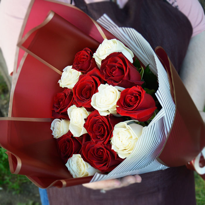 Букет из 15 красных и белых роз в упаковке